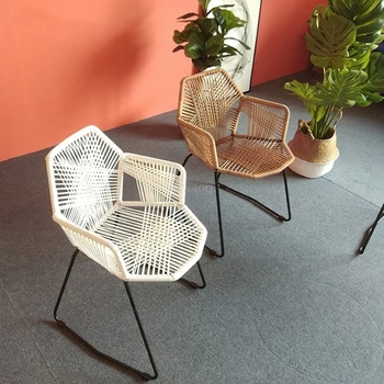 אחת הכיסא סקנדינבי מודרני מינימליסטי הביתה הסלון. הכיסא מרפסת חיצונית פטיו שולחן כיסאות פנאי נצרים כיסא מתכת הכיסא