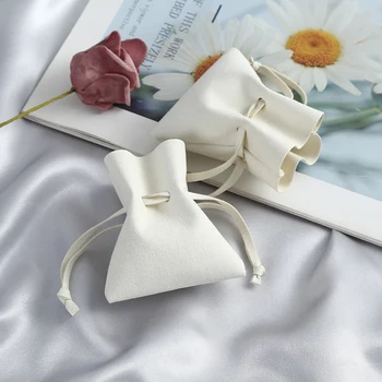 10pcs לבן מיקרופייבר שרוך תכשיטים מיני שקיות מתנה פטריות סגנון פתוח תיק קטן החתונה טובות עבור האורחים ממתקים יש שקיות